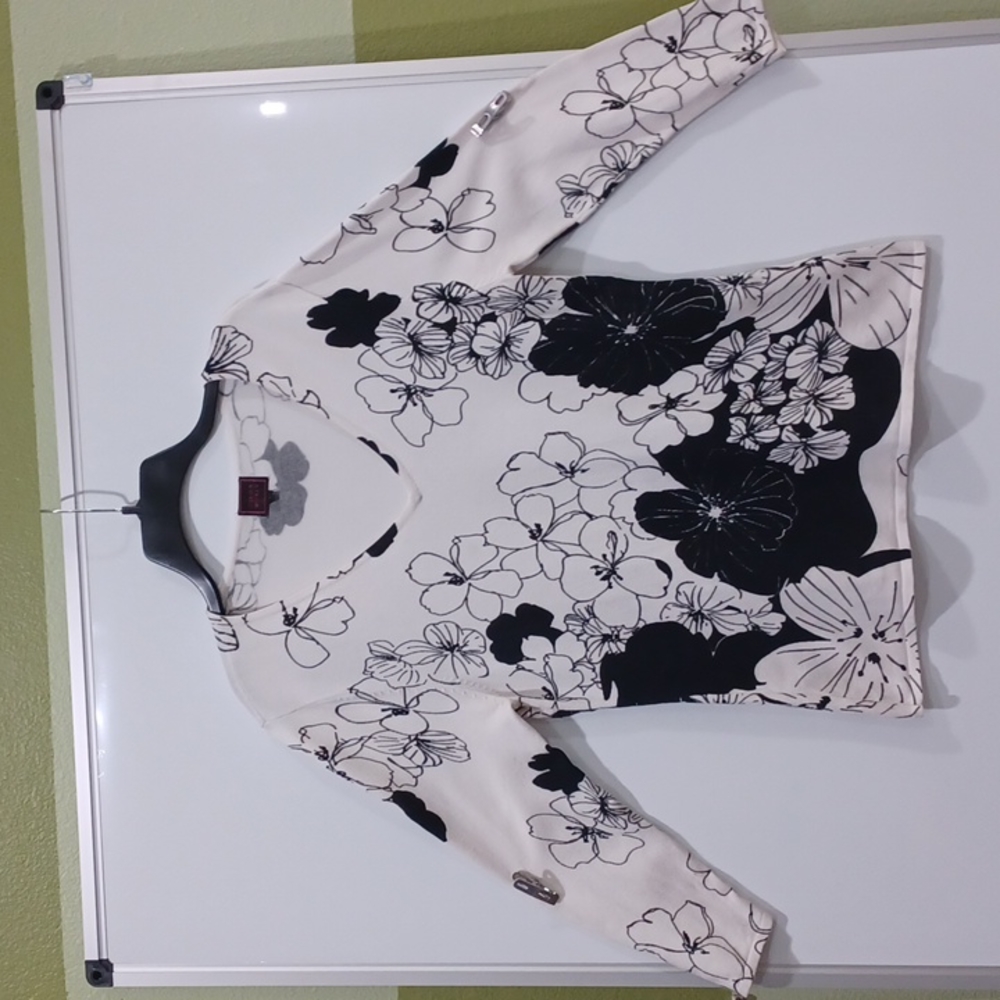 Color Works Women's Lg Black/White Floral Pattern Vneck 3/4 sleeve Sweater